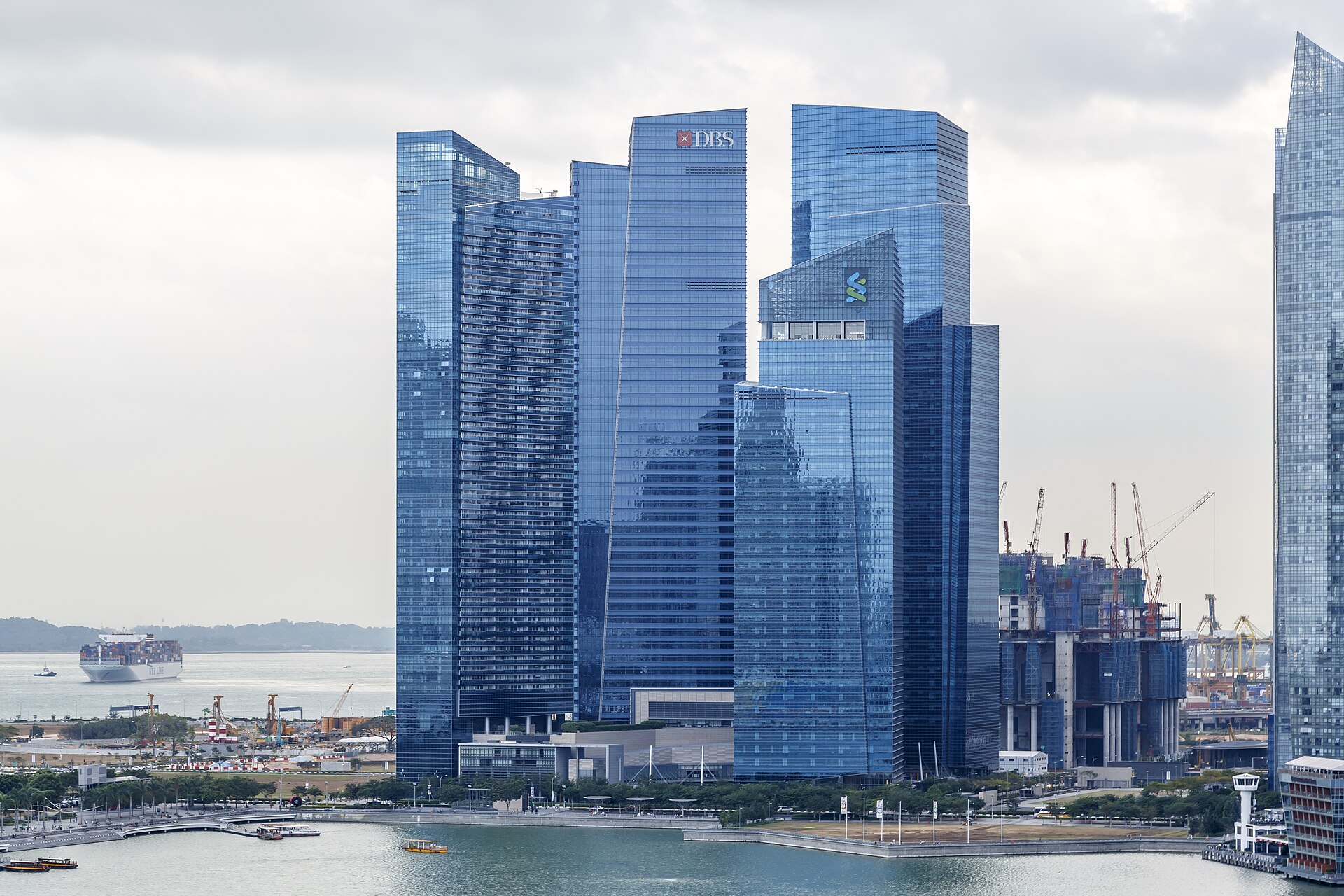 Singapore: Marina Bay and Skyline of Marina BAy Fiancial Centre