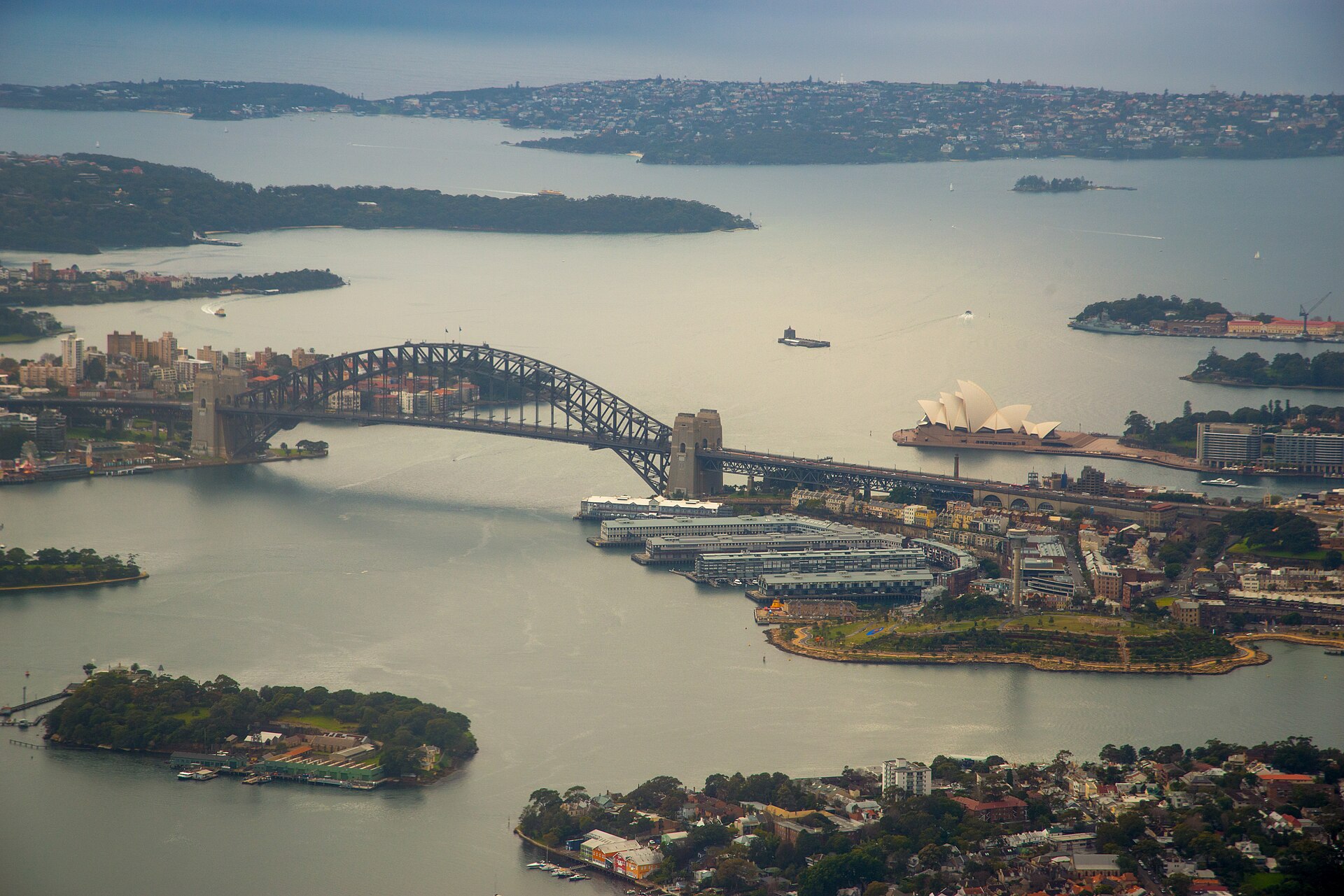 Sydney Harbour Bridge and Opera House as seen from an airplane ( )